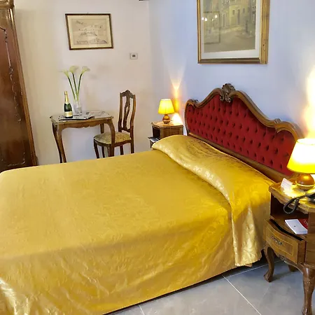 Ariel Silva Hotel Venise